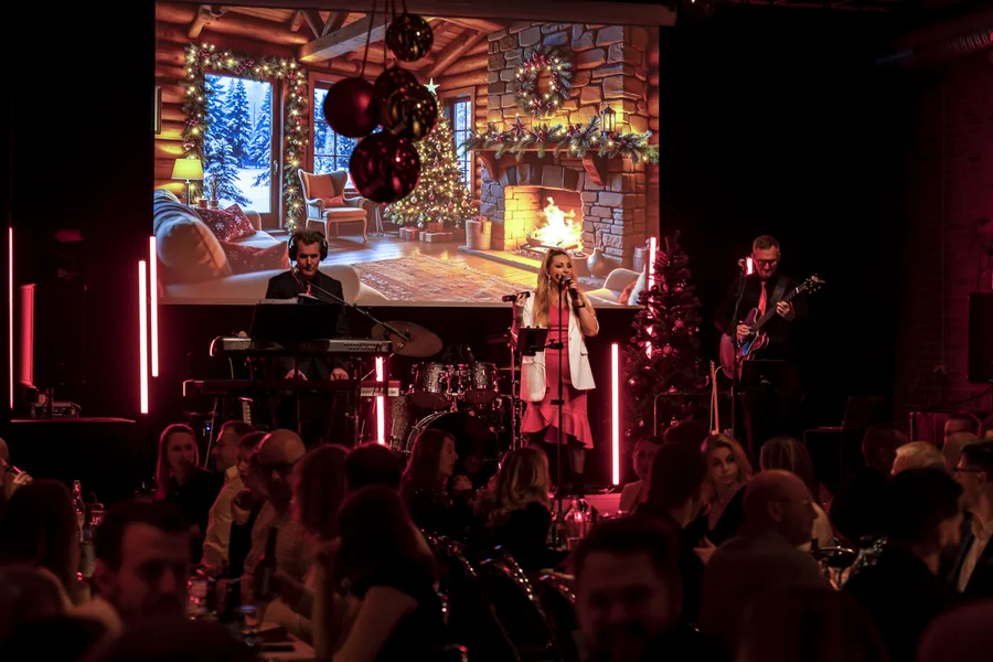 Liveband på scen i Tegelsalen