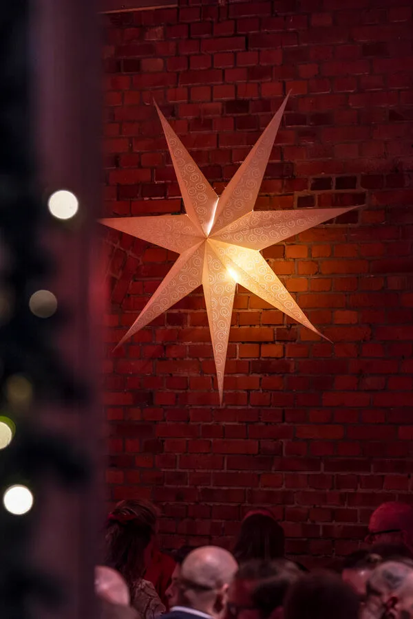 Julstjärna mot tegelvägg